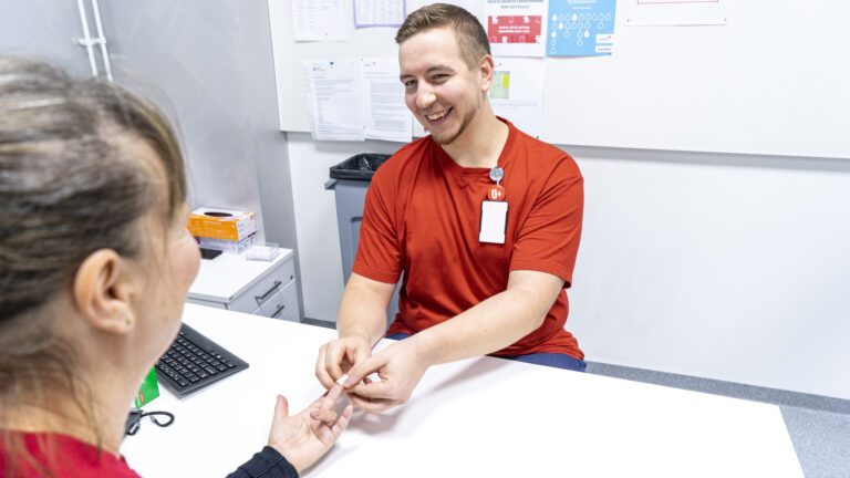 Verenluovutuksen hoitaja Tampereella ottamassa hemoblobiininäytettä.