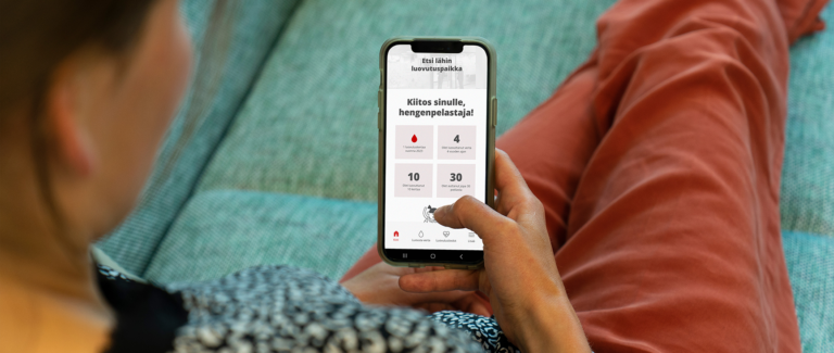 Blodgivare tittar på hennes mobileappen.